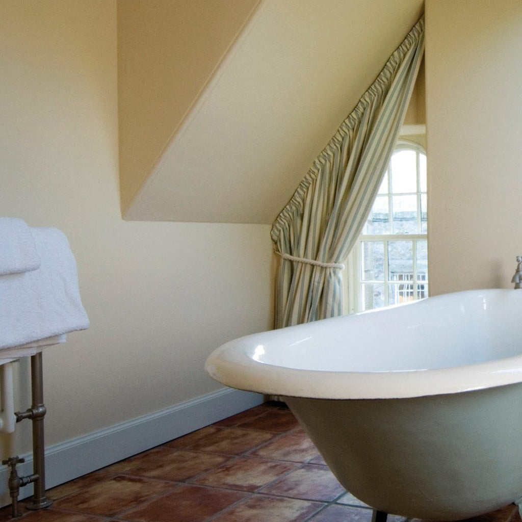 Bathroom painted in Farrow & Ball Farrow's Cream No.67 paint
